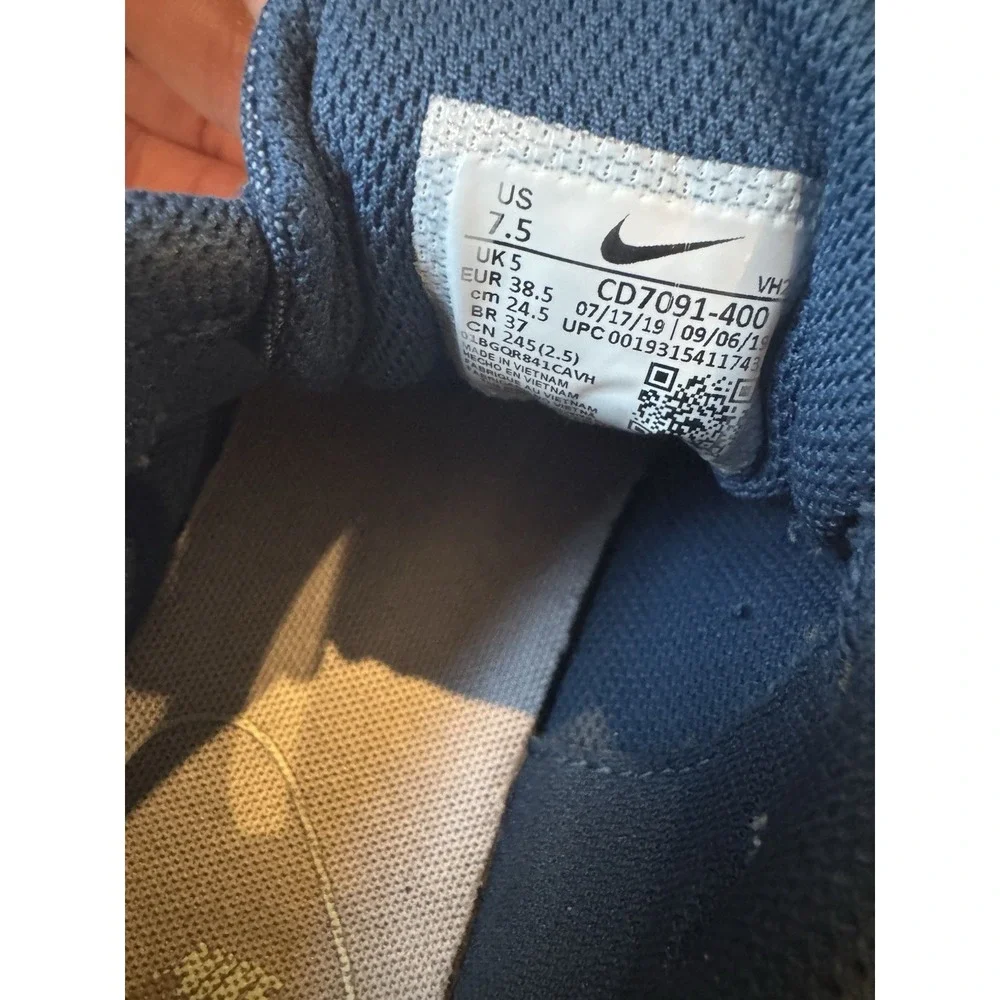 Nike Explore Strada‎ blue size 7.5 Women's Athletic Sneakers